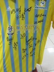 Футболки с автографами игроков основного состава ФК 